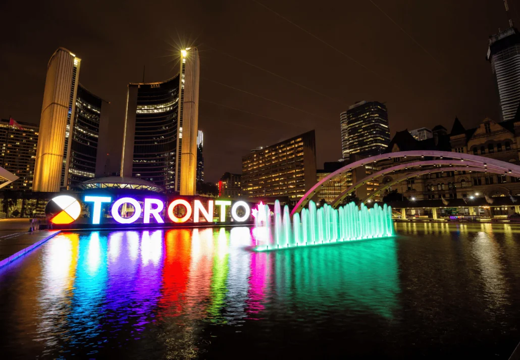 夜のダウンタウンのトロント市庁舎