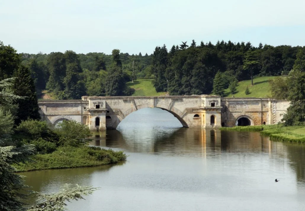 a bridge over the water at Blenheim Palace