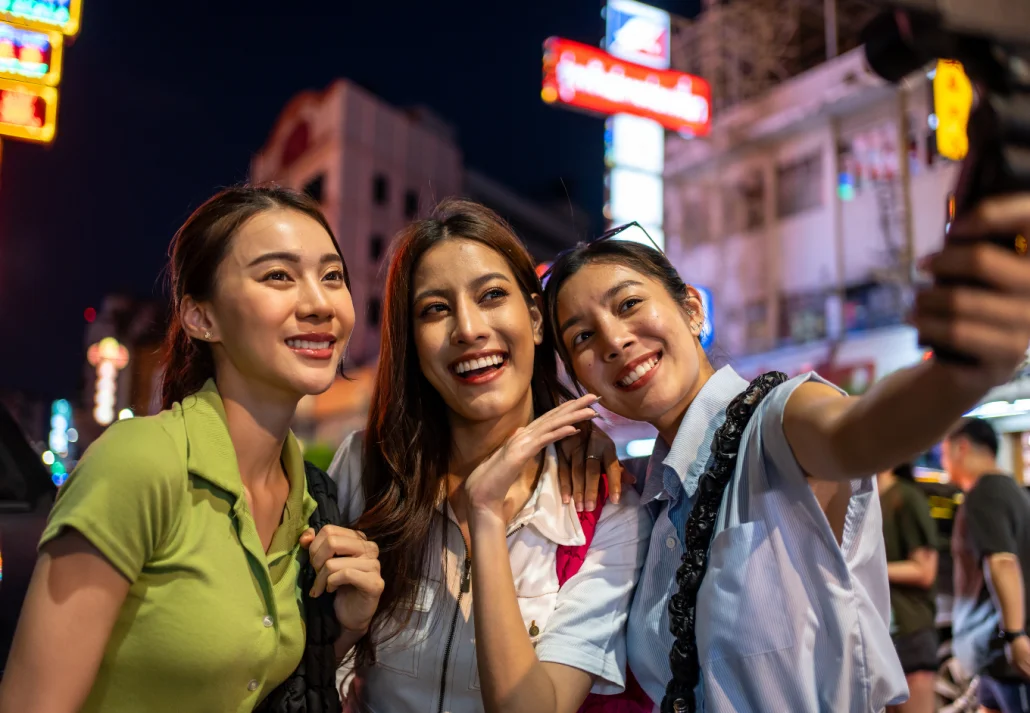 Girls-enjoying-nightlife-in-Bangkok