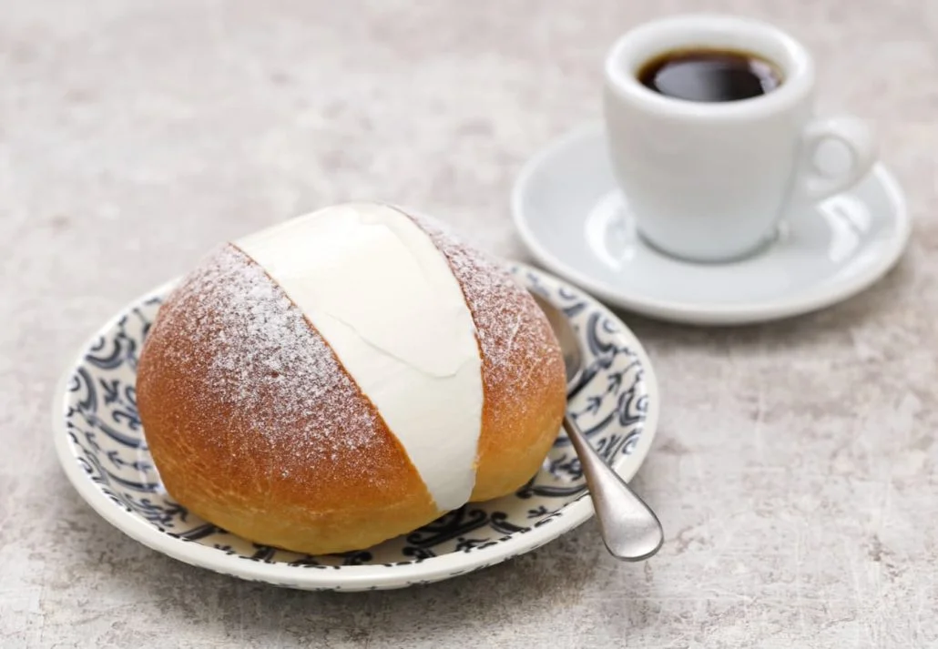 Food to try in Rome - Maritozzo
