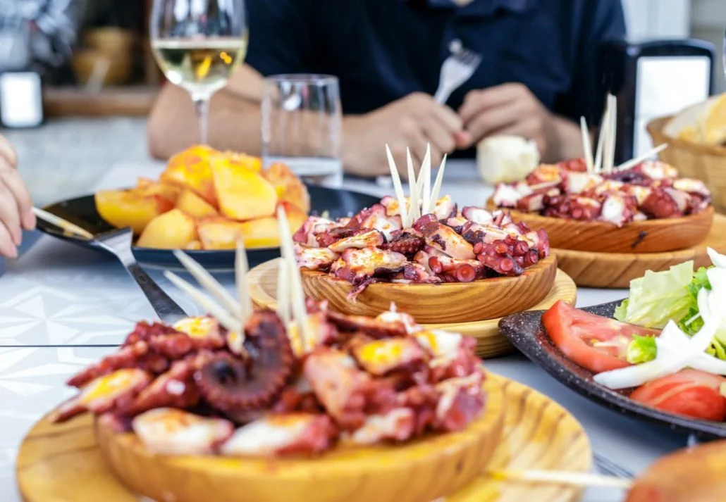 Tapas and wine on a table.