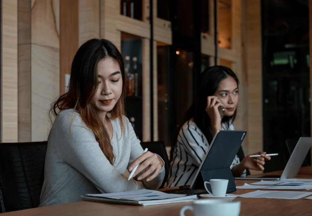 colleagues-workshopping-business-ideas-in-modern-cafe