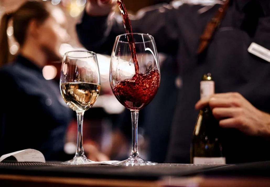 Red and white wine in glasses