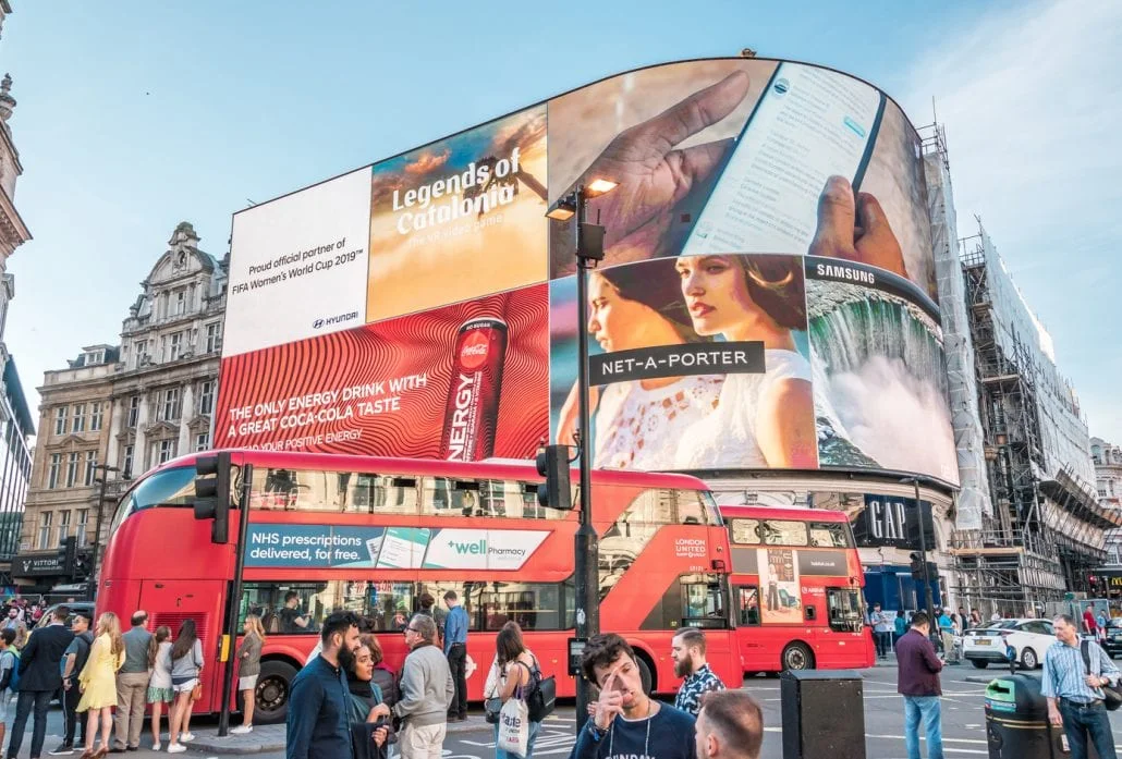 London Attractions - People and Traffic in Picadilly Circus, London.
